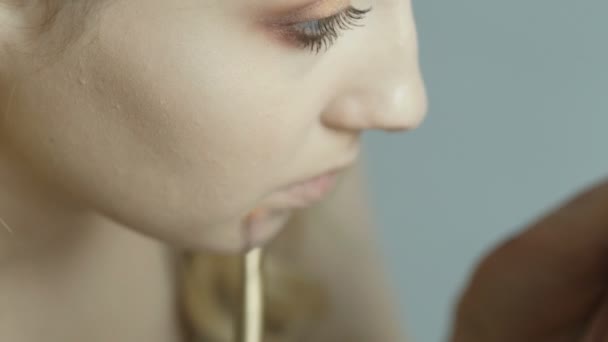 Hermosa Chica Haciendo Maquillaje Delante Del Espejo Mujer Joven Colorear — Vídeos de Stock