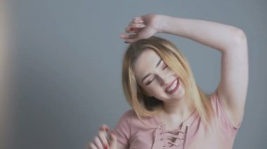 stüdyo arka plan dans kız hareketli eller, genç mutlu, kadın duygu kavramı. Disko