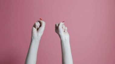 renkli pembe stüdyo arka plan, kadın ellerin neşeli dans müzik ellerini hareket eden kız