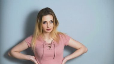 güzel genç kız güvenle kamera içine bakarak ve bir stüdyo arka plan üzerinde flört, kadın davranış ve duygular kavramı