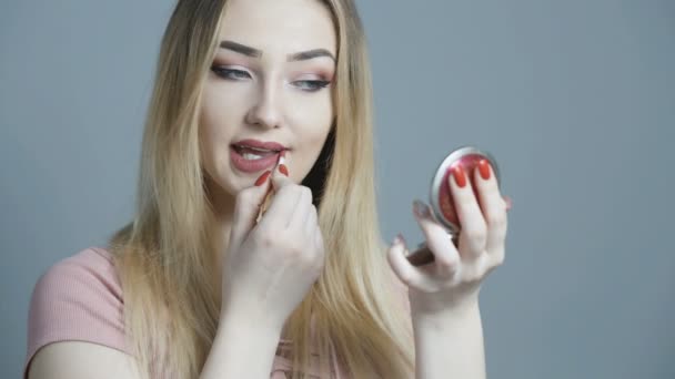 Hermosa Chica Haciendo Maquillaje Delante Del Espejo Mujer Joven Pinta — Vídeo de stock