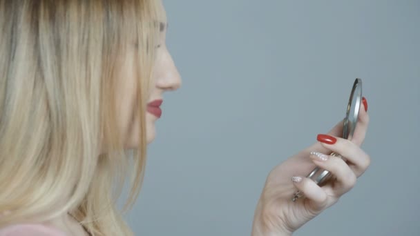 Hermosa Chica Haciendo Maquillaje Mujer Joven Mirando Cara Espejo Fondo — Vídeos de Stock