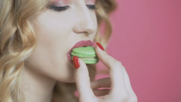 Dívka Pojídáním Chutně Macaroon Barevném Pozadí Mladá Žena Kousne Sušenku — Stock video