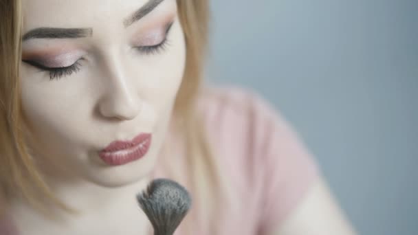 Menina Feliz Bonita Dançando Balançando Cabeça Para Música Conceito Estilo — Vídeo de Stock