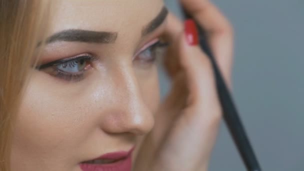 Piękna Dziewczyna Robi Makijaż Przed Lustrem Młoda Kobieta Podniósł Włosy — Wideo stockowe