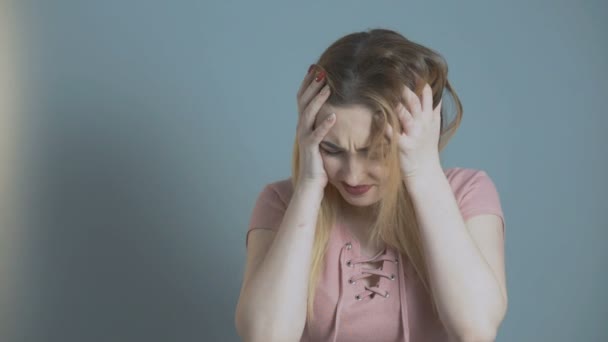 Menina Feliz Bonita Dançando Balançando Cabeça Para Música Conceito Estilo — Vídeo de Stock