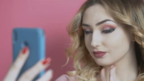 Νεαρή Όμορφη Κοπέλα Ποζάρουν Για Μια Selfie Για Ένα Κοινωνικό — Αρχείο Βίντεο