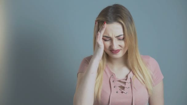 年轻女孩头痛 一个女人双手抓着头 患有偏头痛 有保健观念 — 图库视频影像