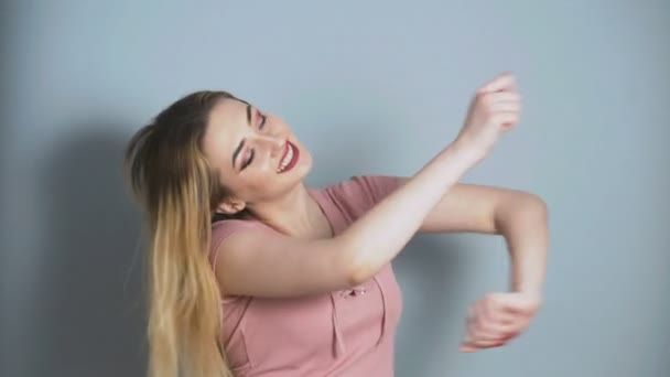 Chica Fondo Del Estudio Bailando Manos Móviles Adolescente Feliz Concepto — Vídeos de Stock
