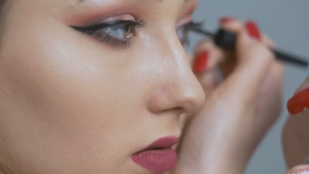 Bella Ragazza Che Trucco Davanti Allo Specchio Giovane Donna Con — Video Stock