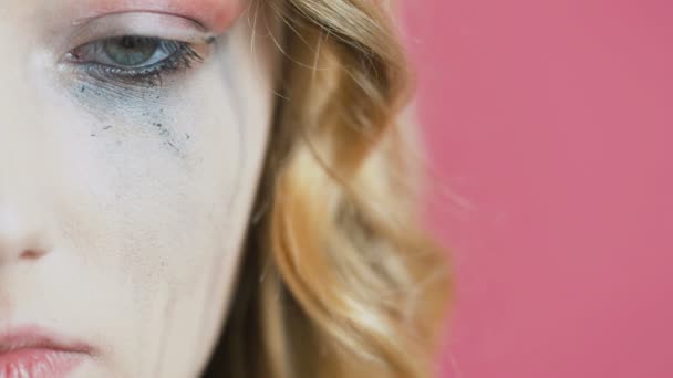 Parte Rosto Uma Jovem Com Maquiagem Manchada Lágrimas Rímel Manchado — Vídeo de Stock