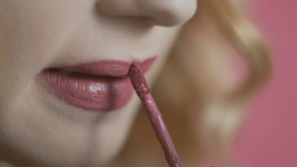 Bella Ragazza Che Trucco Giovane Donna Che Spalma Rossetto Opaco — Video Stock