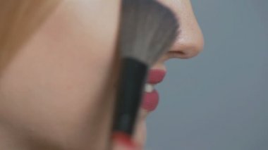 makyaj yapan güzel kız, renkli arka plan aplikatör ile mat ruj bulaşma genç kadın, kozmetik ve güzellik kavramı