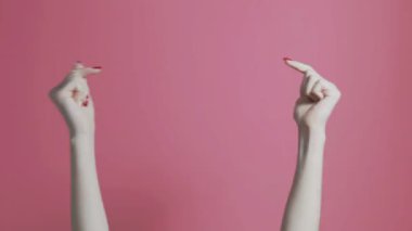 kadın ellerinin hareketi acil reklamlar gösteren, kızın parmakları boş alan, konsept iş ile çerçevenin merkezine dikkat