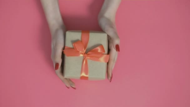 Chica Joven Regalo Que Extiende Hacia Adelante Con Movimientos Alegres — Vídeo de stock