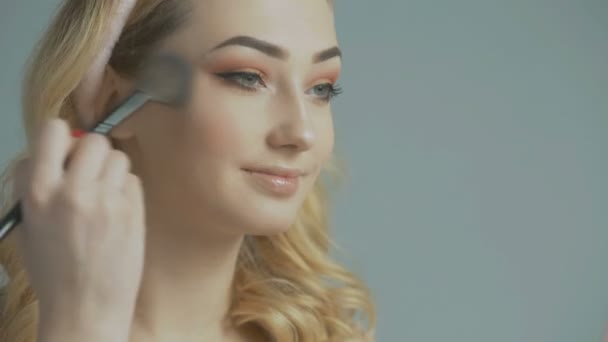 Ayna Önünde Makyaj Yapan Güzel Kız Stüdyo Arka Plan Üzerinde — Stok video