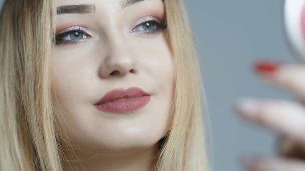 Hermosa Chica Haciendo Maquillaje Mujer Joven Mirando Cara Espejo Fondo — Vídeos de Stock