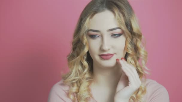 Bir Renk Stüdyosu Arka Plan Düşünme Sevimli Kız Ergenler Kadınların — Stok video