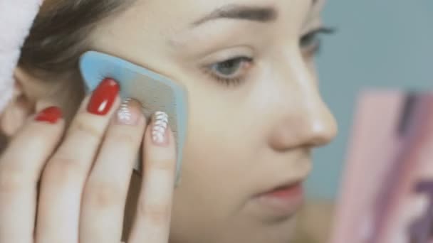 Hermosa Chica Haciendo Maquillaje Delante Del Espejo Mujer Joven Aplicar — Vídeo de stock