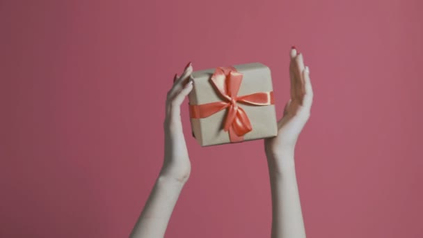 Junges Mädchen Hob Die Hände Mit Einem Eingewickelten Geschenk Und — Stockvideo