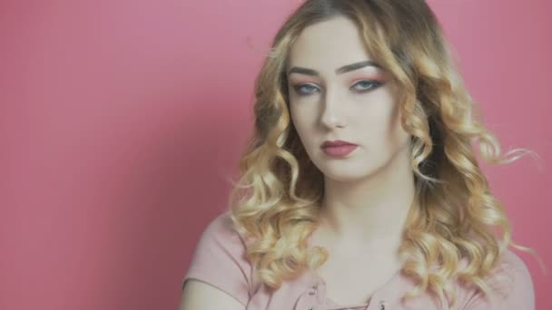 写真撮影のためのスタジオで美しい女の子 巻き毛を持つ若い女性 人と感情の概念 — ストック動画