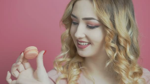拿着一把金刚鹦鹉的年轻女人 在诱惑中挣扎的女孩 饮食的概念 健康的饮食 食品广告 — 图库视频影像