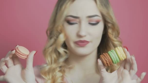 Junge Frau Mit Einer Handvoll Macarons Mädchen Die Mit Versuchungen — Stockvideo