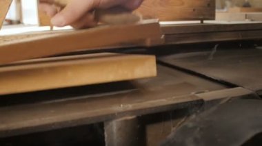 bir atölyede ahşap bir tahta zıpkınlama süreci, ahşap ile çalışan adamın elleri, bir makine üzerinde malzeme taşlama, inşaat kavramı beceri, hobi