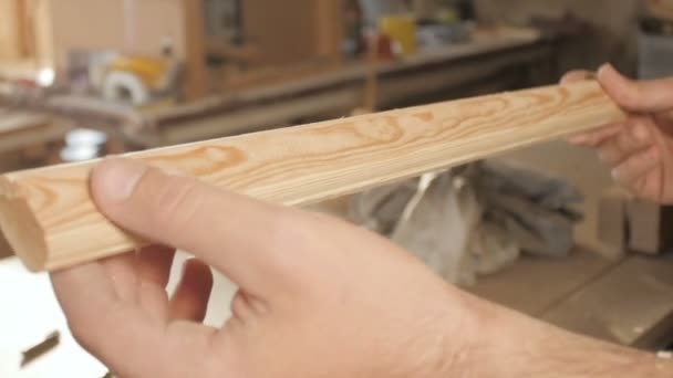 Junge Männliche Holzarbeiter Überprüft Die Glätte Der Schleifstange Mann Dreht — Stockvideo