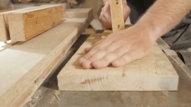 bir atölyede ahşap bir tahta zıpkınlama süreci, ahşap ile çalışan adamın elleri, bir makine üzerinde malzeme taşlama, inşaat kavramı beceri, hobi