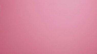 pembe bir stüdyo arka plan üzerinde sevinçle alkışlayan genç bir kadının elleri