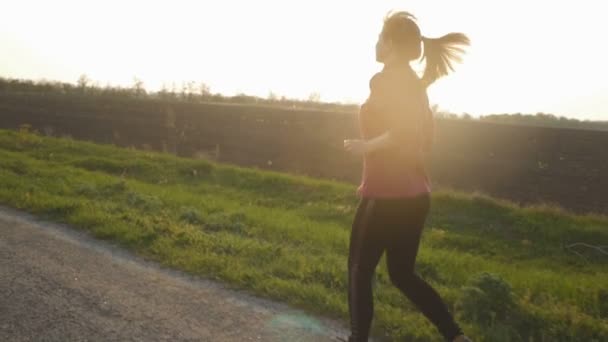 Νεαρή Γυναίκα Τρέχει Στην Πίστα Κάνει Σπορ Κορίτσι Τζόκινγκ Για — Αρχείο Βίντεο