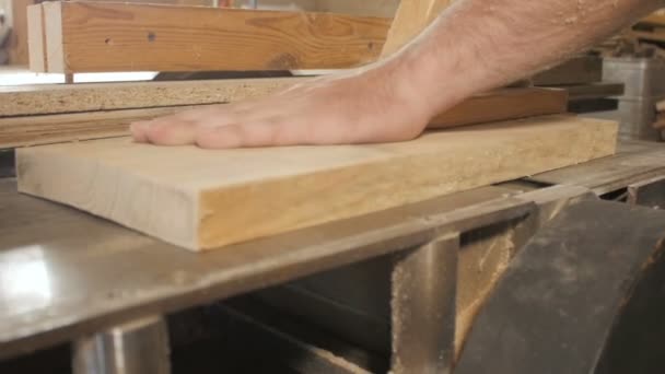 Proces Van Het Schuren Van Een Houten Plank Een Workshop — Stockvideo