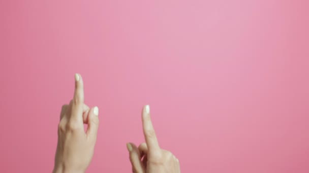 Girl Fingers Pointing Girl Advertises Actively Gesticulating Pink Studio Background — Stock Video