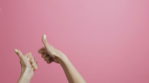 Les Mains Jeune Femme Montrent Pouces Levés Publicité Fille Montrant — Video