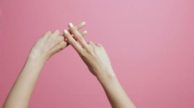 pembe stüdyo arka plan üzerinde bir kızın çapraz parmakları, bir hashtag şekli gösteren eller, kavram sosyal ağlar, indeksleme, altyazılar için bir ekran koruyucu