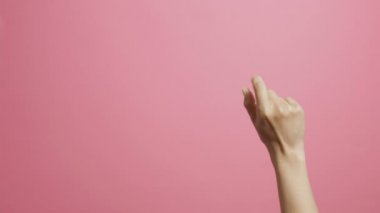 kadın el pembe renk stüdyo arka planda bir den beşe kadar saymak, kız parmaklarıile numaraları gösteren