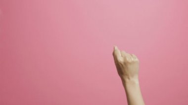kadın el pembe renk stüdyo arka planda bir den beşe kadar saymak, kız parmaklarıile numaraları gösteren