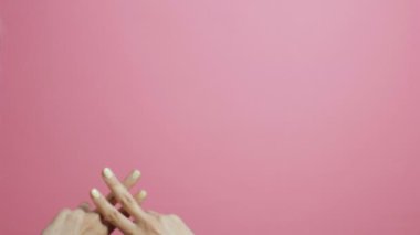 pembe stüdyo arka plan üzerinde bir kızın çapraz parmakları, bir hashtag şekli gösteren eller, kavram sosyal ağlar, indeksleme, altyazılar için bir ekran koruyucu