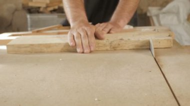 bir atölyede ahşap bir tahta zıpkınlama süreci, ahşap ile çalışan adamın elleri, bir makine üzerinde malzeme taşlama, inşaat kavramı beceri, hobi
