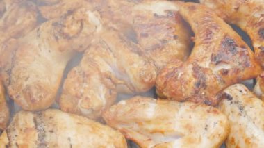 yangından duman lezzetli tavuk kanatları, piknikte et ızgara