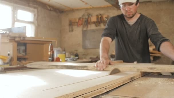 Jongeman Snijdt Een Houten Plaat Met Een Cirkelzaagblad Een Beschermende — Stockvideo