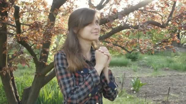 Bela Jovem Volta Para Deus Com Sentimentos Oração Menina Dobrou — Vídeo de Stock