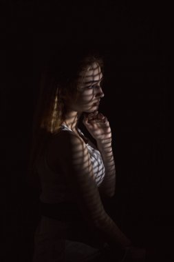 uçan saçlı genç kadının moda portresi, profil kız güvenle görünümlü, konsept güzellik, yaratıcı portre yıldırım