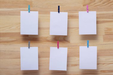 yaşam anlarının fotoğraf kartları için yer, renkli bir arka plan üzerinde kırtasiye klipleri ile keten bir ipe bağlı boş boşluklar, metin için bir kavram şablonu, görüntüler, ev dekorasyonu için fikir