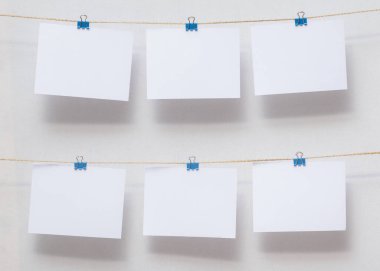 ofiste hatırlatmalar yazmak için kağıtlar, yararlı dekor, beyaz pamuklu kumaş arka planda renkli kırtasiye klipleri metin ve fotoğraflar için boş şablonlar