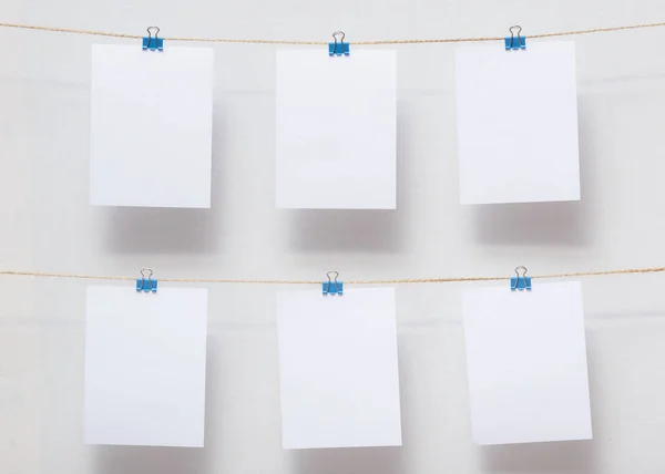 Papers for writing reminders in the office, useful decor, empty templates for text and photos on colored stationery clips on the background of white cotton fabric — Stock Photo, Image