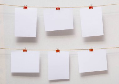 ofiste hatırlatmalar yazmak için kağıtlar, yararlı dekor, beyaz pamuklu kumaş arka planda renkli kırtasiye klipleri metin ve fotoğraflar için boş şablonlar