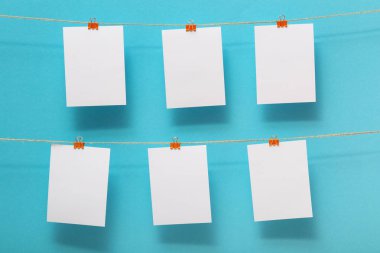 yaşam anlarının fotoğraf kartları için yer, renkli bir arka plan üzerinde kırtasiye kelepçe ile keten halat bağlı boş boşluklar, metin için bir kavram şablonu, görüntüler, ev dekorasyonu için fikir