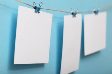 fotoğraf kartları için yer , boş boşluklar perspektif, metin, görüntüler, ev dekorasyonu için fikir için renkli bir arka plan üzerinde klipleri ile keten halat bağlı